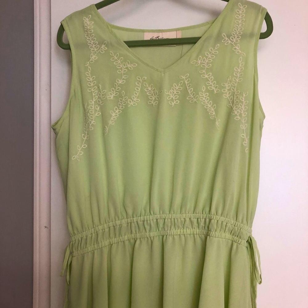 Women’s Sleeveless Blouse